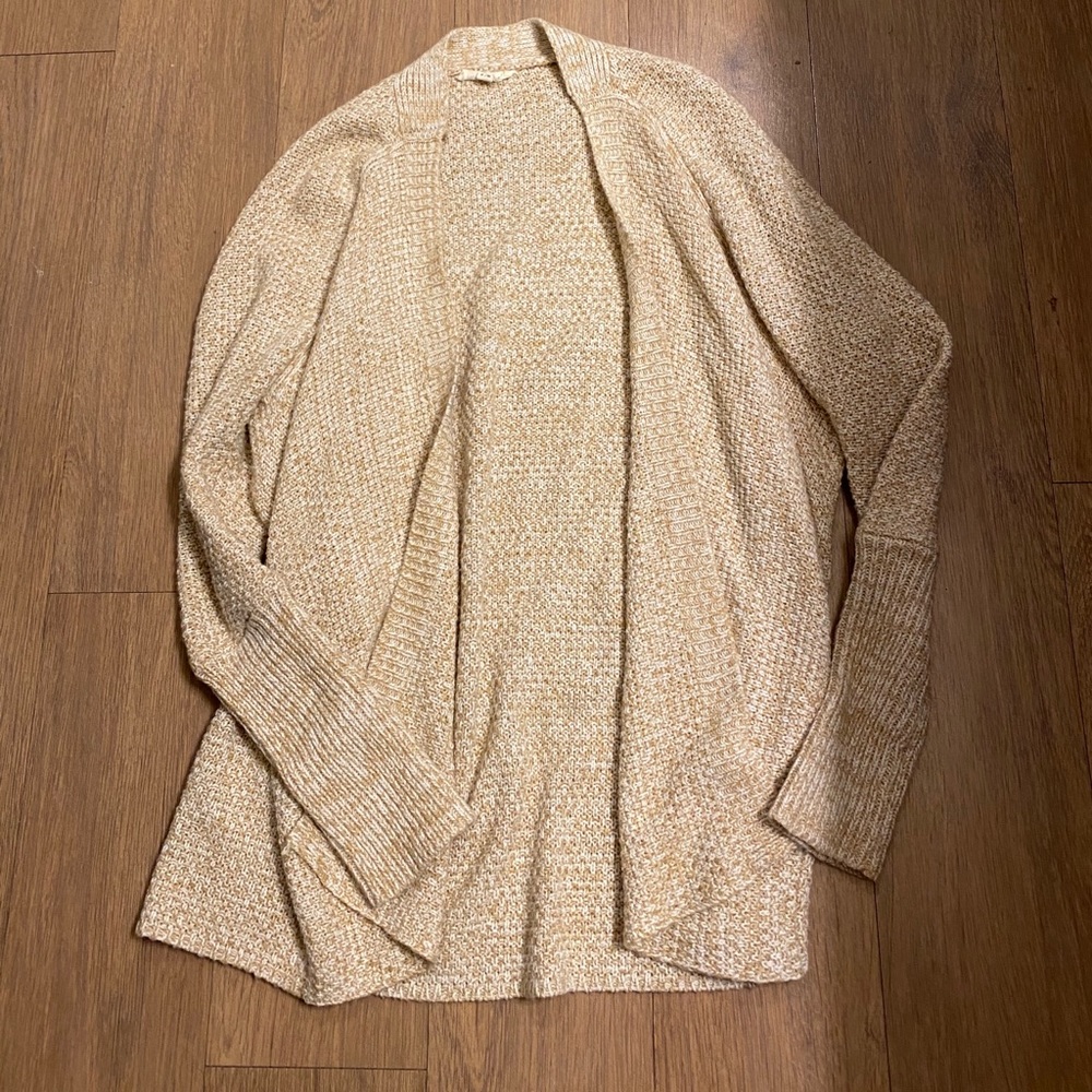 Stunning Women’s Cream Cardigan!